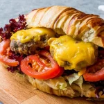 croissant-med-kyllingekotelet-opskrift-paa-en-laekker-sandwich.webp.webp